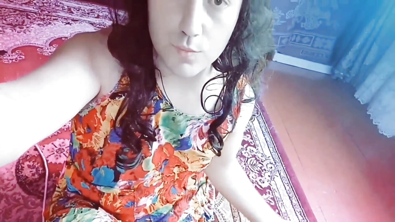 Slatki femboy igra se s pramenovima svilenkaste kose