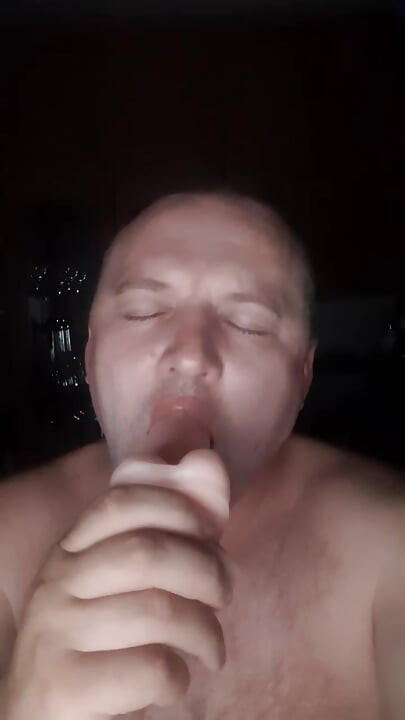 Huesos Vova avec un jouet