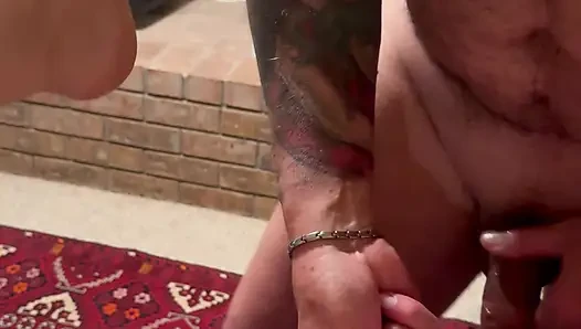 Çift oyuncak oyununun tadını çıkarıyor, parmakla sikişiyor, sikişiyor ve yarak sesi çıkarıyor