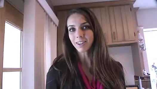 Горячей крошке трахают в жопу с дилдо и кончают в глаза