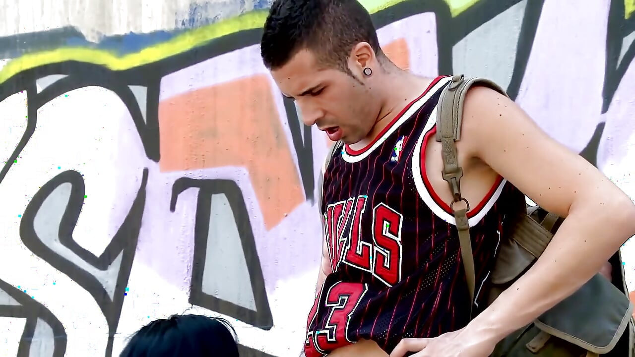 Jazmina hard geneukt op een verlaten plek