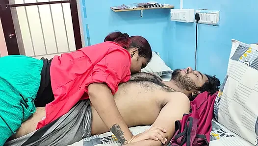 Kız oğlan göğüslerini emiyor ve oğlan kız elbisesini çıkarıyor ateşli romantizm