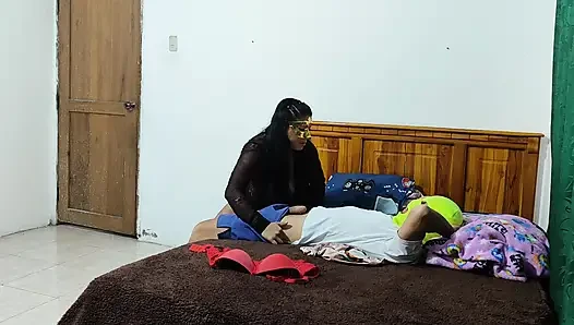 ALDATMALAR!! Üvey anne kocası uzaktayken üvey oğluna onu sikmesi için kendini suçlu hissettiriyor