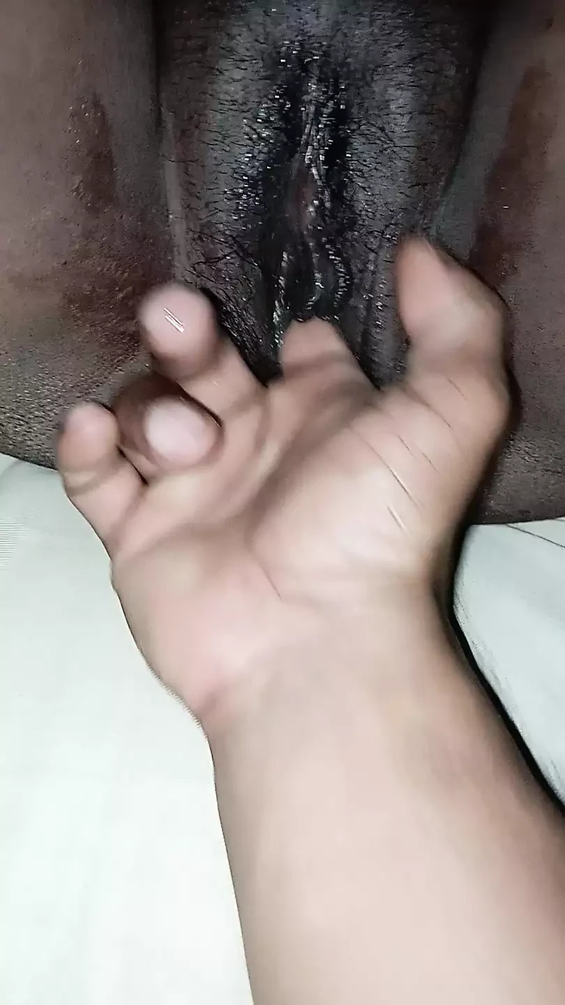 Masajea el coño de la esposa con los dedos y hazla correrse