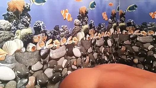 Ammu büyük göğüsler banyo gösteriyor