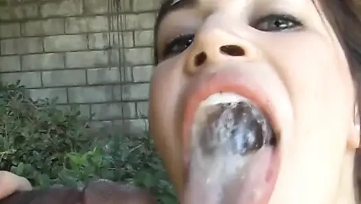 Gadis remaja nyepong kontol hitam di luar ruangan