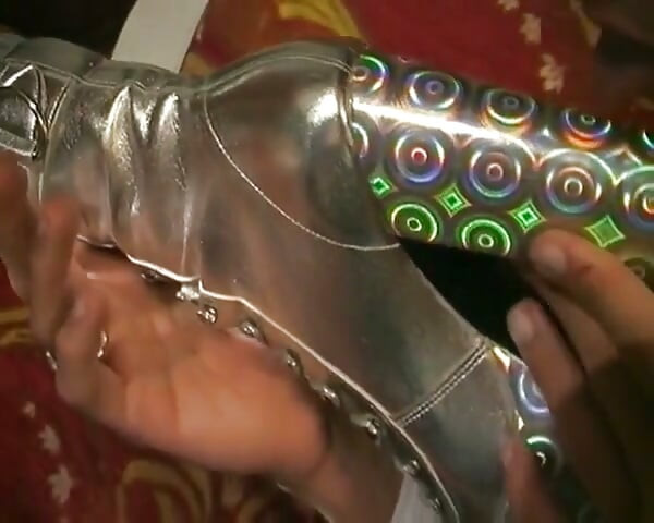 Această curvă germană știe să-și folosească picioarele pentru a-l face pe bărbat să ejaculeze