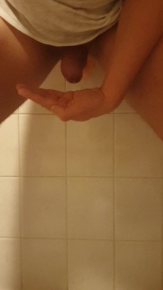 Un sacco di precum subito dopo aver inserito il dildo nel culo