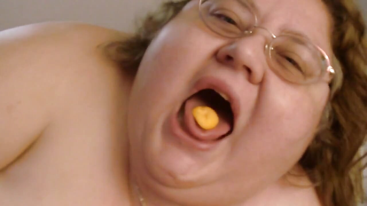 Naga ssbbw zjada dla ciebie mini burgera dokuczając gigantce