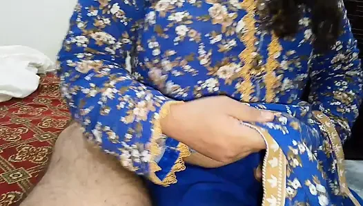 Schwiegertochter, während sie schwiegervater bedient, überrascht - Hindi audio