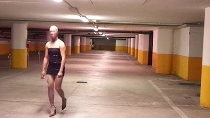 Transvestit, Nylon-Einschließung, öffentliche High Heels