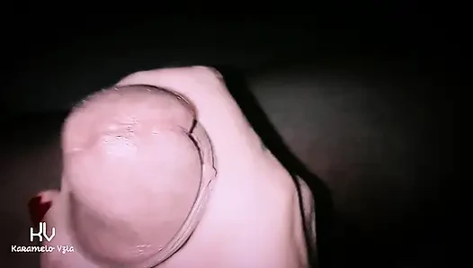 Evli kadın yakın çekimde yarağı okşuyor
