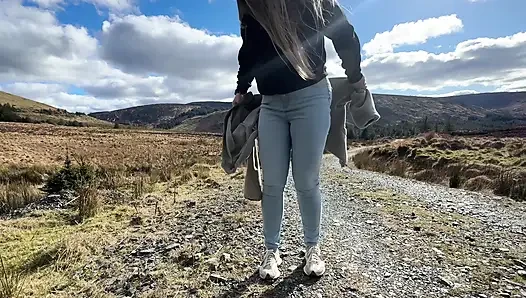 Notfall Beim Gehen Auf Dem Öffentlichen Trail, Aber Musste Meine Jeans Nass Machen