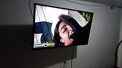 Minha meia-irmã adora ser gravada se masturbando assistindo pornô na tv - ela é uma verdadeira puta latina colombiana nos EUA