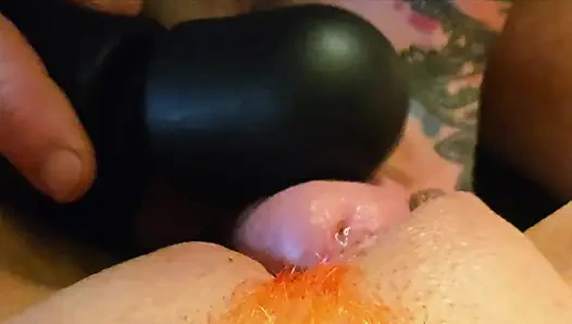 Turuncu çalılı evli kadın iki kez sikiliyor ve şişman amına boşalıyor