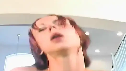 Cowok kulit hitam ini melahap dan ngentot memek becek tante seksi ini