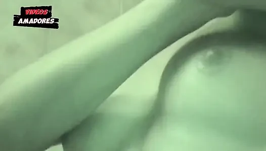 Meine heiße brünette in der dusche
