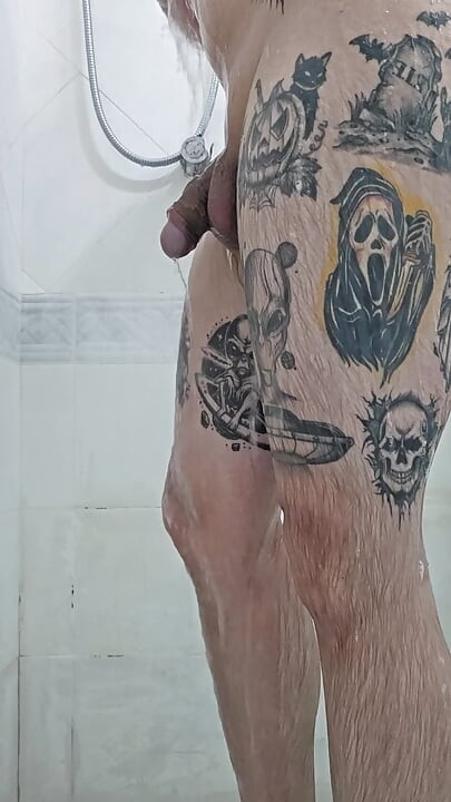 Chubby uhvaćen kako pod tušem