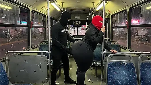 Mädchen mit dickem arsch in rosa leggings im bus strippt bis zum rosa tanga