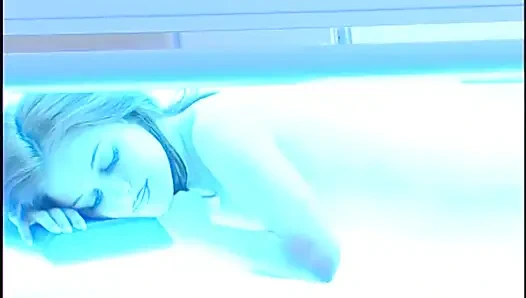 Рыжая милфа любит хорошую шпилку и камшот на лицо в крытый бассейн