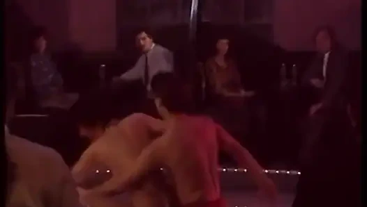 Penari telanjang pirang membungkuk menunjukkan memek yang dicukur