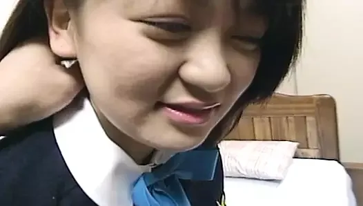 Une lycéenne japonaise sexy aime se faire doigter