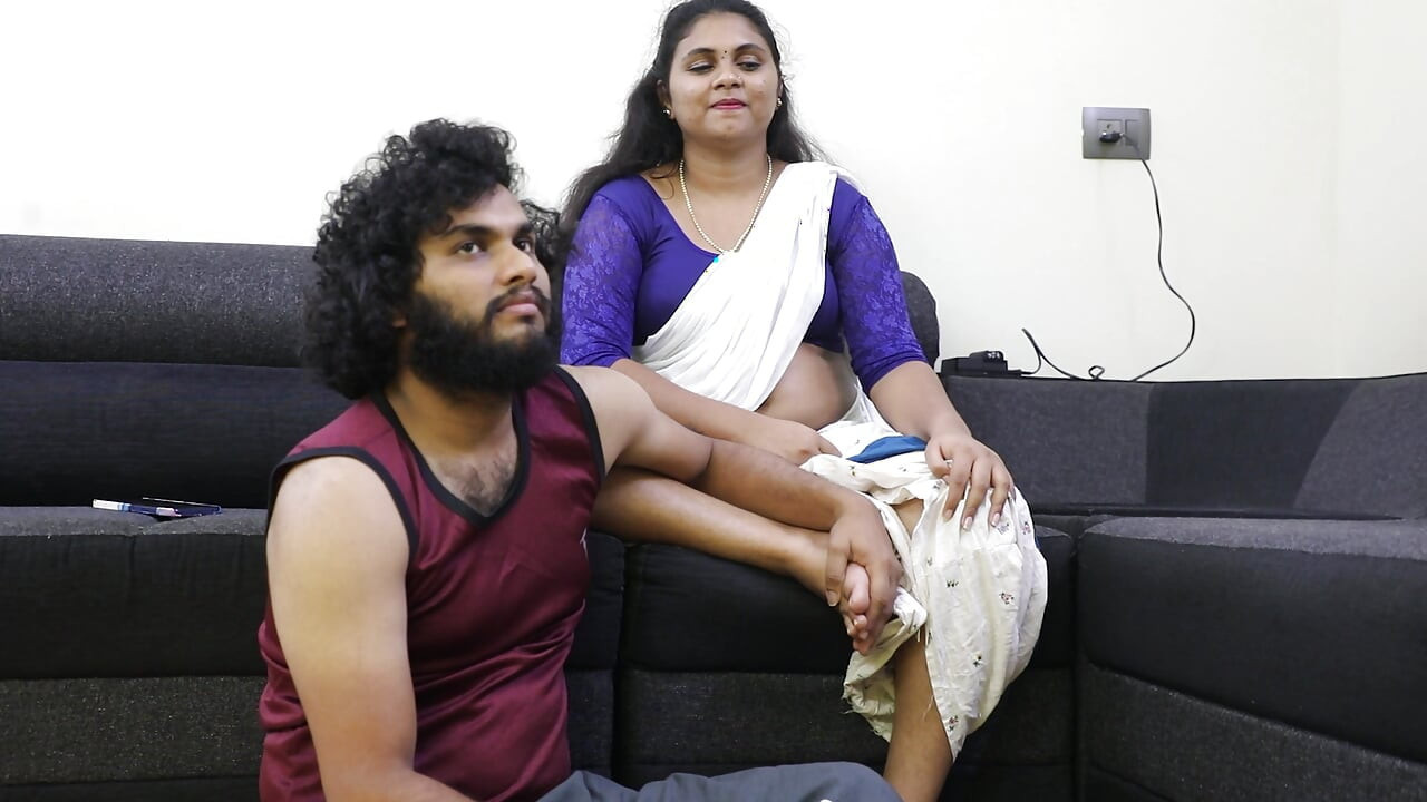 Servitoarea Janu savurează sexul incitant cu șeful în timp ce se uită la televizor, servitoare malaieziană și șeful se fut fierbinte în canapeaua ehile wattching tv