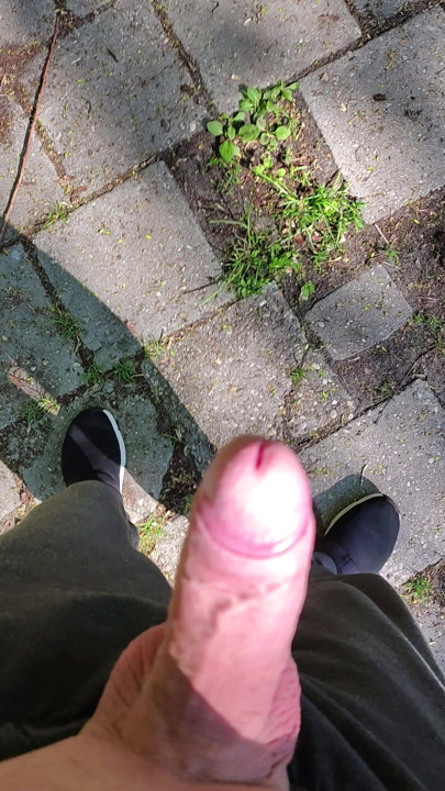 Telling my fantasy and walking naked in public outside with my big cock at the campsite. Mijn fantasie vertellen buiten