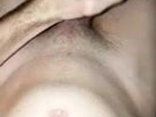 O minionă fierbinte germană are orgasm în timp ce se masturbează