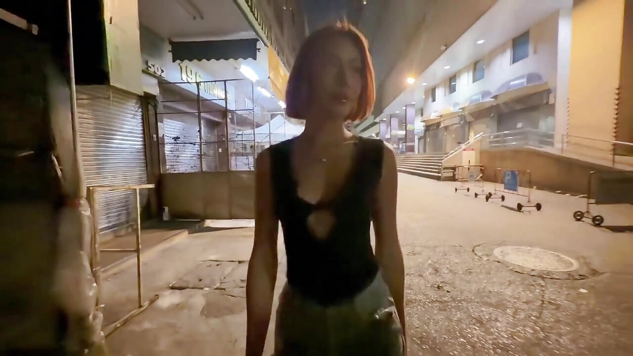 Ladyboy Linglingg uwielbia gapić się