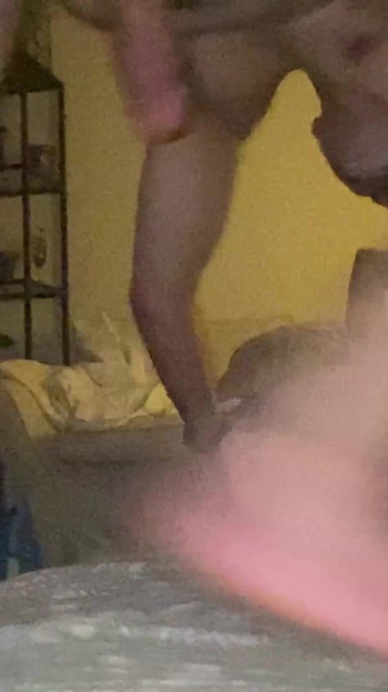 Udario sam pokćerku čekićem u psećoj pozi dok se hvatala za plahte