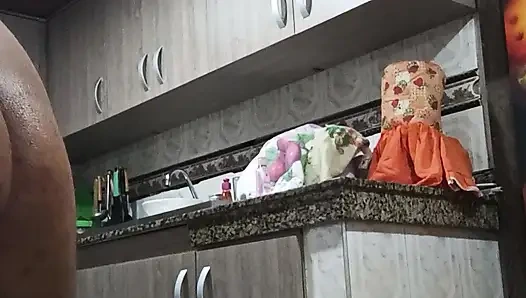 Горячее время на кухне, сексуальная девушка трахается с огурцом глубоко в дырках и сквиртует очень мокрый Beackfast папочкинаLove