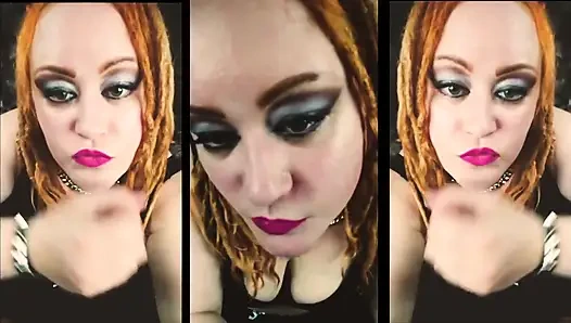 Sevimli arkadaşını emiyorken erkek arkadaşıyla telefonda konuşuyor