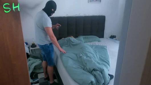 Соседка Проснулась И Брызнула В Лицо!