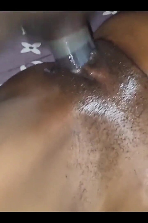 Damlayan ıslak meyve suyu amcık bir tanede boşalıyor