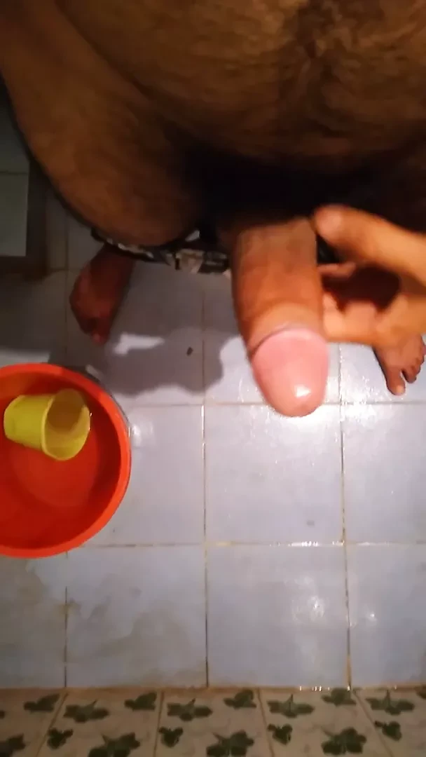 Video de masterbution en el baño, un chico lindo que siente sexo, una gran polla blanca, nena, fóllame