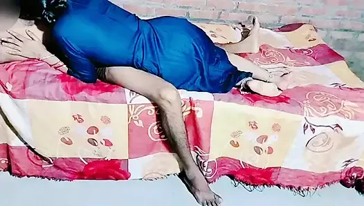 Индийская горячая девушка мастурбирует дома