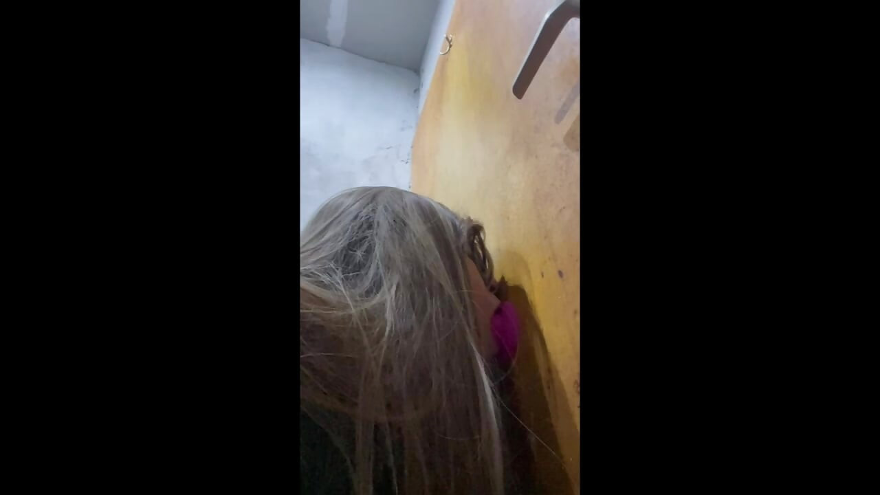 Кросдерсер чука играчка и прави свирка