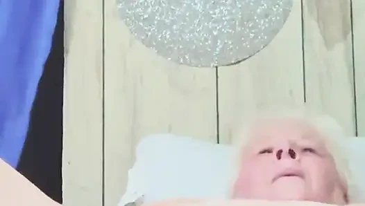 Dengan dering bell si pelacur sange ini muncrat banyak banget