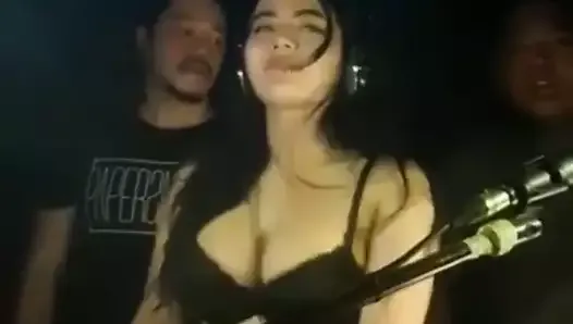 Gros seins laiteux qui rebondissent d'une dj sexy en train de baiser