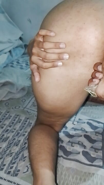 Iski Gand mein Bada karne ke liye isko khera de rahe hain acche se iske gand Badi Ho jaaye aur bada bada water le