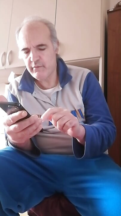 Τραντάζω τον σκληρό πούτσο μου και χώνω τα δάχτυλά μου στον ανοιχτό κώλο μου
