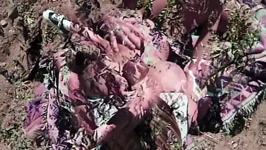 Gefesselte College-Beichten in der Wüste