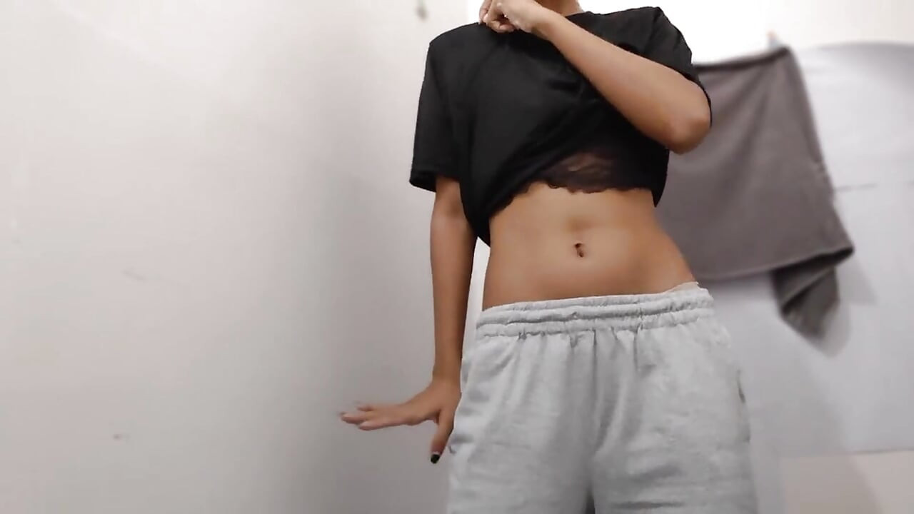 Slatka desi studentica žestoko se igra po kiši, sise se tresu