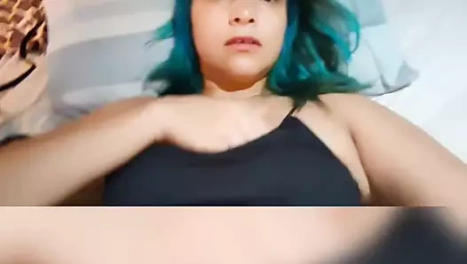 Evli kadın kendine dokunarak çıkıyor