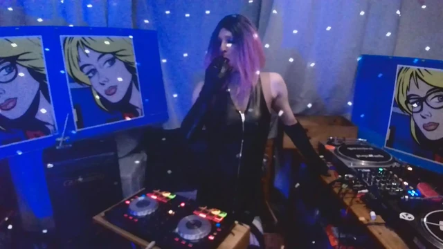 TITS & TECHNO - кто будет наблюдать за этим в еженедельном живом видео?