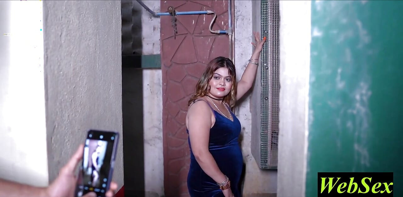 Hombre de cámara travieso se folla a la hermosa modelo! India modelo sexo real