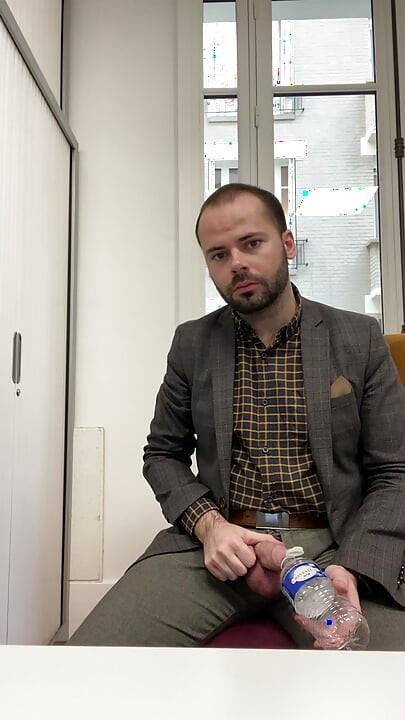 Thomas GODEBIN drinks his own piss at work