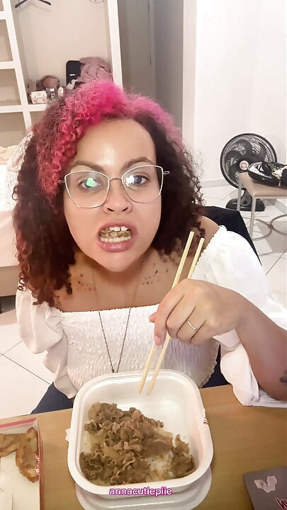 在酒店房间吃放屁和打疙瘩箫的肚子