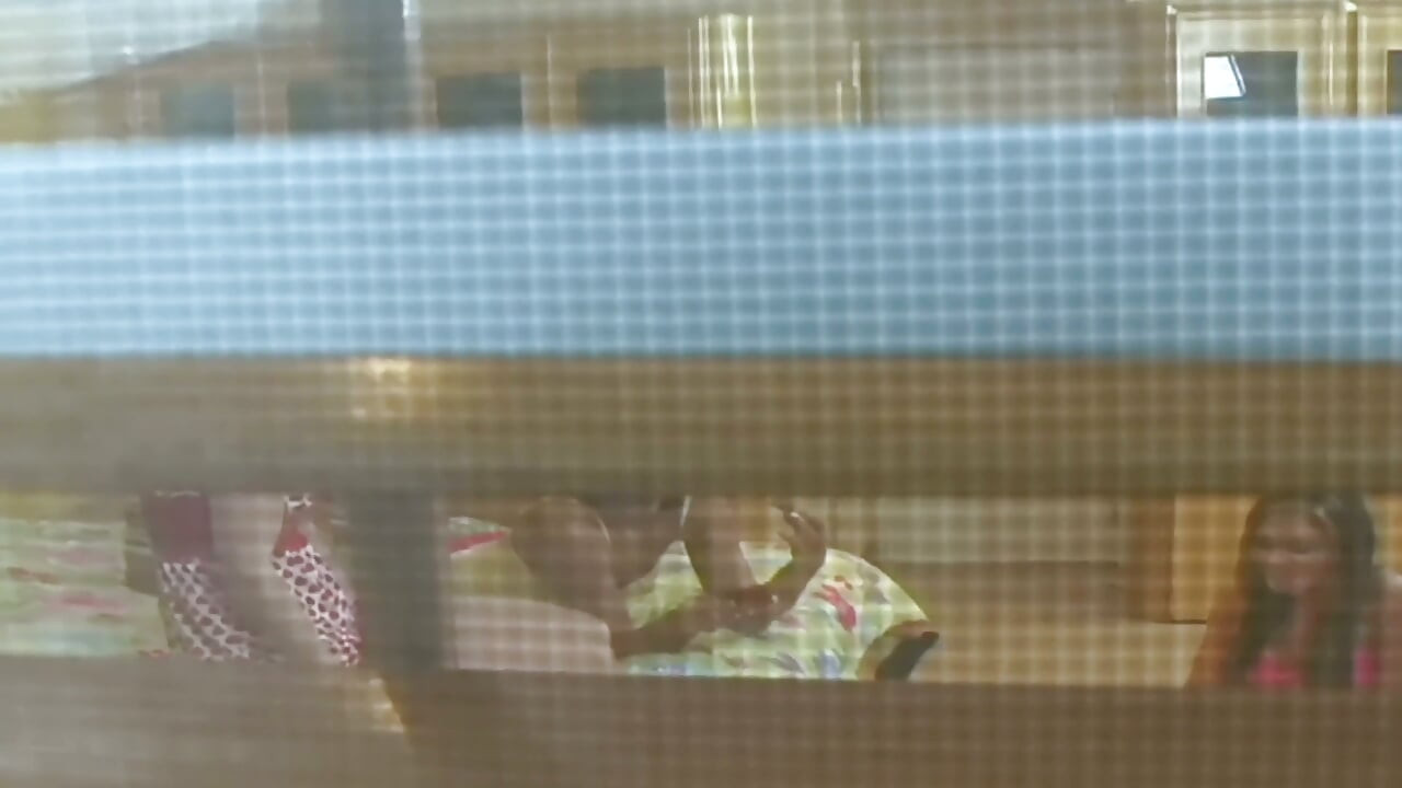do dildo ne phlavar print bistar par chaar tarike saajha kie - laal baalon vaali aur kaale baalon vaali apne ghutne ke moze on rakhti hain